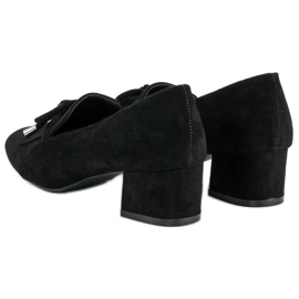 Mocasines en un poste negro 3