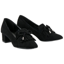 Mocasines en un poste negro 4