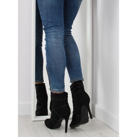 Gamuza negra en un tacón alto negro 1 Gamuza negra en un tacón alto negro 1