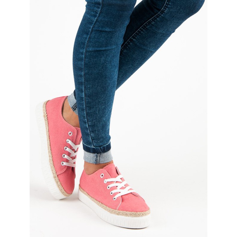 Kylie enredaderas atadas en la plataforma rosa 1