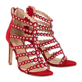 Sandalias rojas en un tacón alto rojo 4