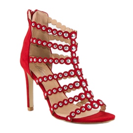 Sandalias rojas en un tacón alto rojo 1