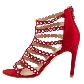 Sandalias rojas en un tacón alto rojo 2