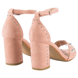 Sandalias cómodas en un puesto rosado 3