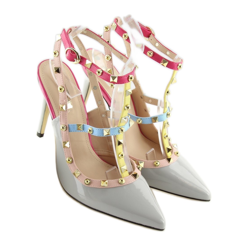 Bombas en un pasador con tachuelas grises 1381 1