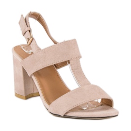 SDS Sandalias rosas en un post rosado 3