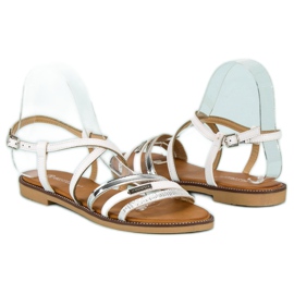 Bestelle Sandalias blancas abrochadas con hebilla. blanco 4