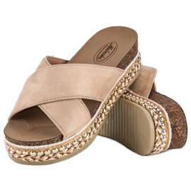Zapatillas beige en la plataforma 5