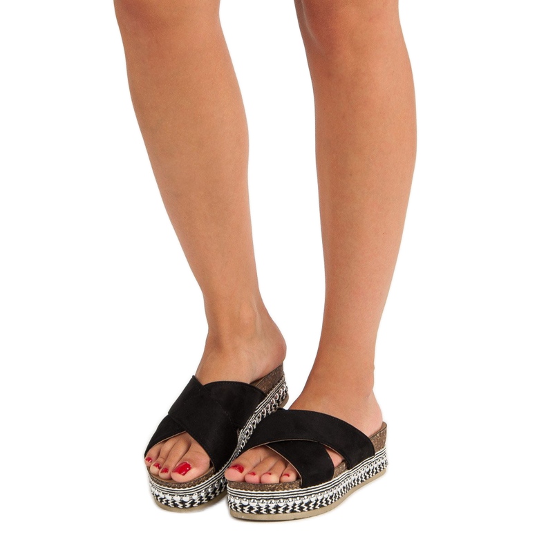 Zapatillas negras en la plataforma negro 1