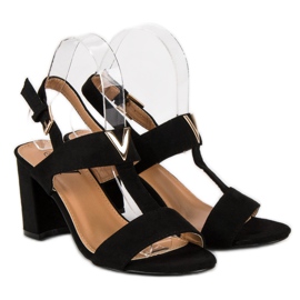 Sandalias de mujer en un poste negro 4