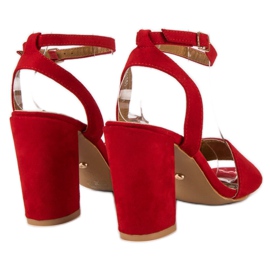 Tina&Co Sandalias con estilo en un puesto rojo 4