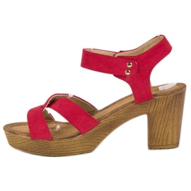 Sandalias ligeras en un post rojo 3