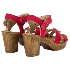 Sandalias ligeras en un post rojo 4