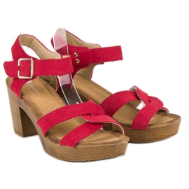 Sandalias ligeras en un post rojo 5