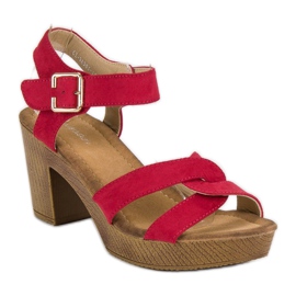 Sandalias ligeras en un post rojo 6