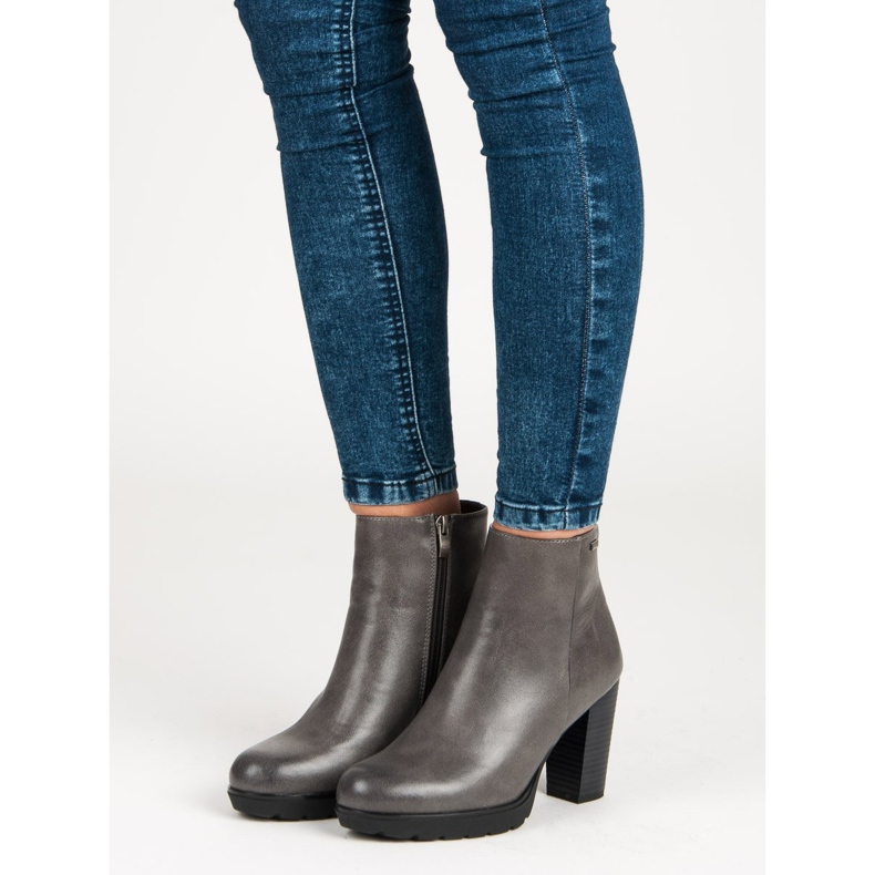 Filippo Botas de grafito en el poste gris 1