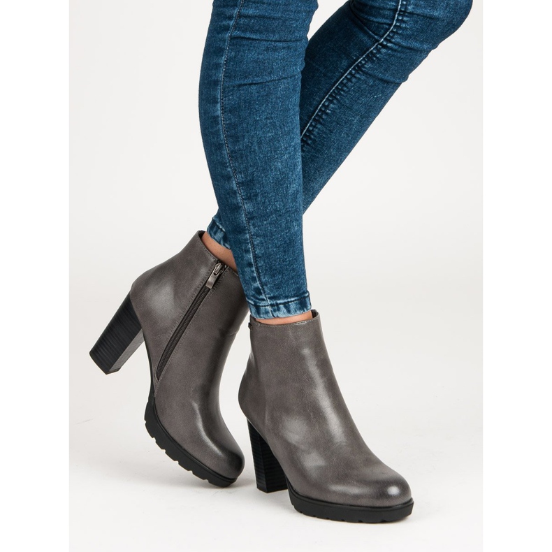 Filippo Botas de grafito en el poste gris 2