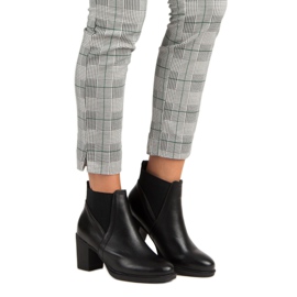 Botas elegantes en el poste negro 4