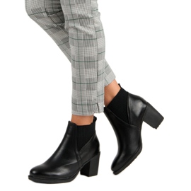 Botas elegantes en el poste negro 5