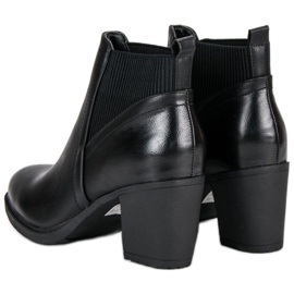 Botas elegantes en el poste negro 2