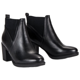 Botas elegantes en el poste negro 3