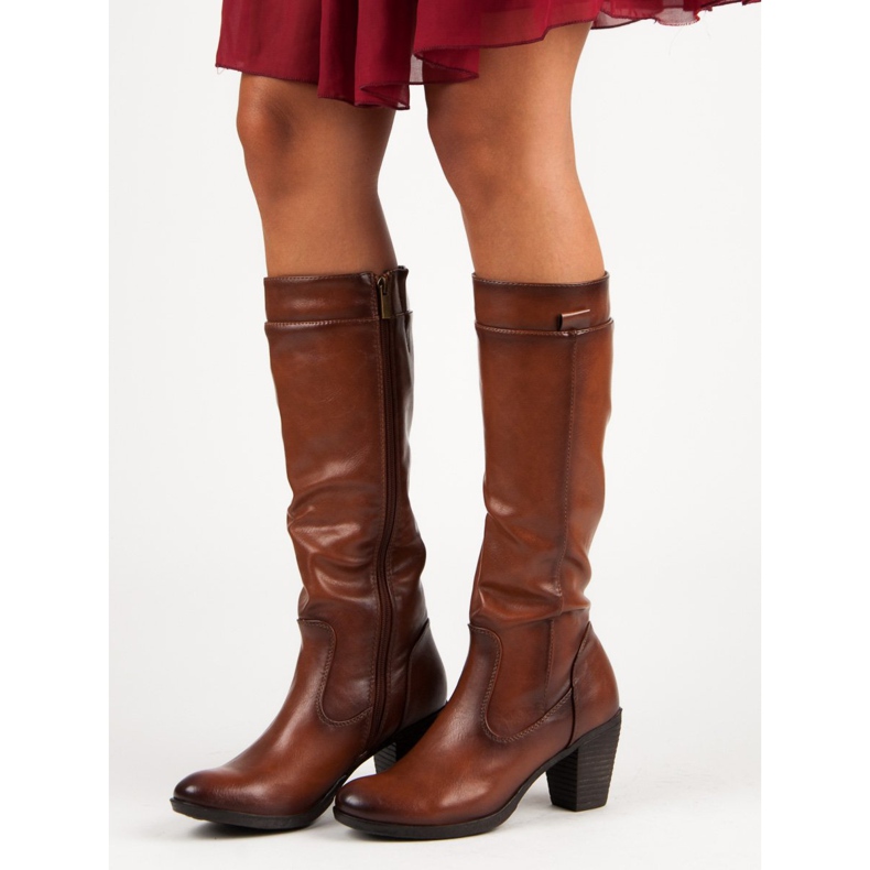 Botas en el puesto de vinceza marrón 1