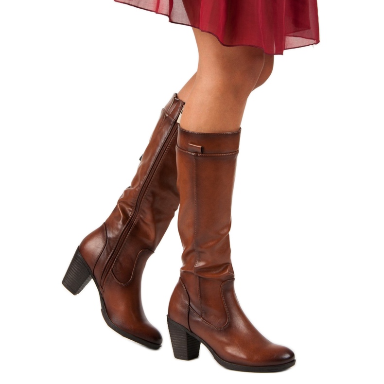 Botas en el puesto de vinceza marrón 2