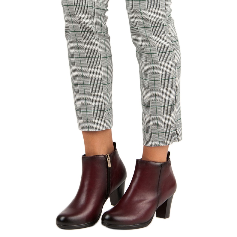 Botas elegantes en el puesto de vinceza. rojo 1