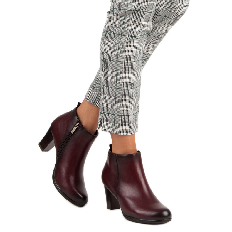 Botas elegantes en el puesto de vinceza. rojo 2