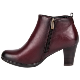 Botas elegantes en el puesto de vinceza. rojo 4