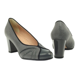 Bombas grises de Espinto en el poste 3 Bombas grises de Espinto en el poste 3