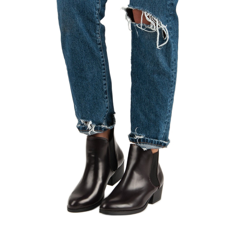 Corina Botines Chelsea burdeos oscuro con tacones altos negro rojo 2