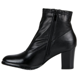 Botines negros en el poste 1
