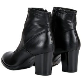 Botines negros en el poste 2