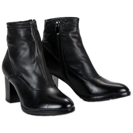 Botines negros en el poste 3