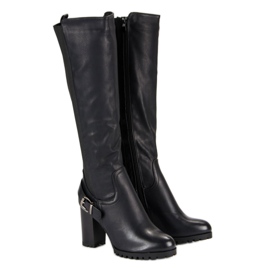 Botas a juego en el poste negro 1