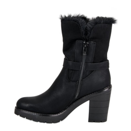 Botas calientes en el poste negro 2