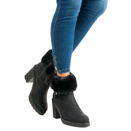 Botas calientes en el poste negro 8