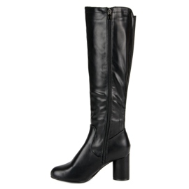 Botas negras en el poste negro 1