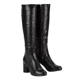 Botas negras en el poste negro 2 Botas negras en el poste negro 2