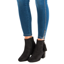 Botas con estilo en el poste negro 4