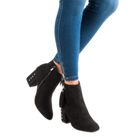 Botas con estilo en el poste negro 5
