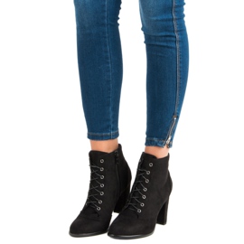 Juliet Botas atadas en el poste negro 4