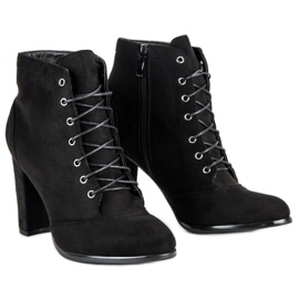 Juliet Botas atadas en el poste negro 3