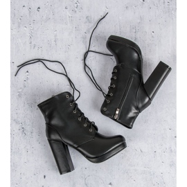 Small Swan Botas con cordones en el poste negro 1