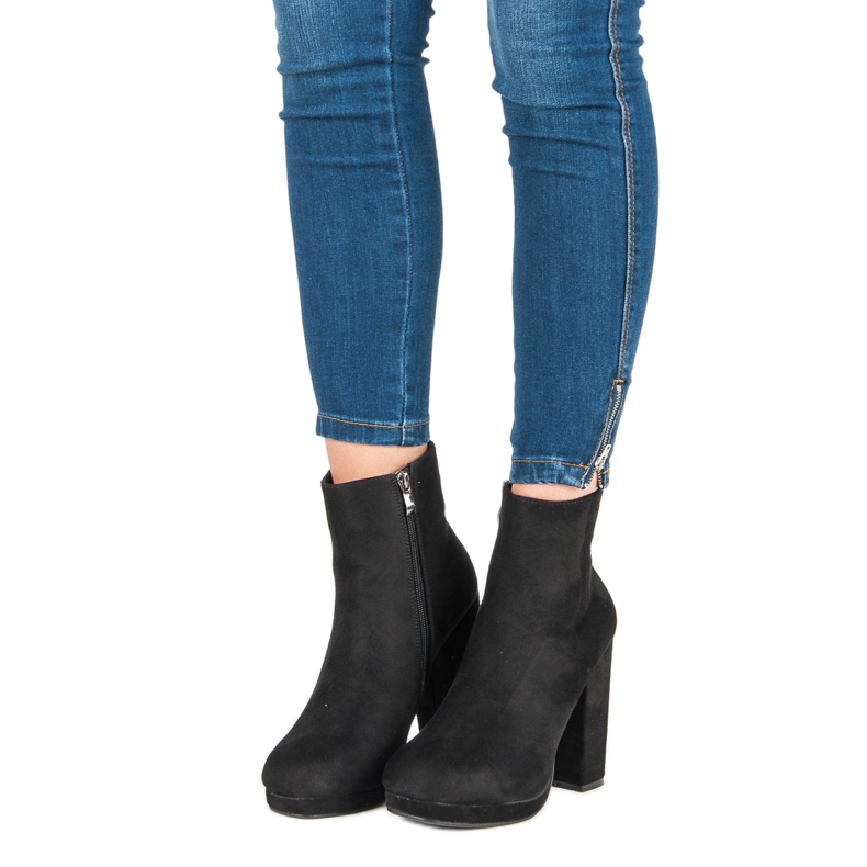 Small Swan Botas clásicas en el poste negro 2 Small Swan Botas clásicas en el poste negro 2