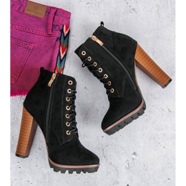 Botines negros atados 1