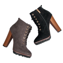 Botines negros atados 2