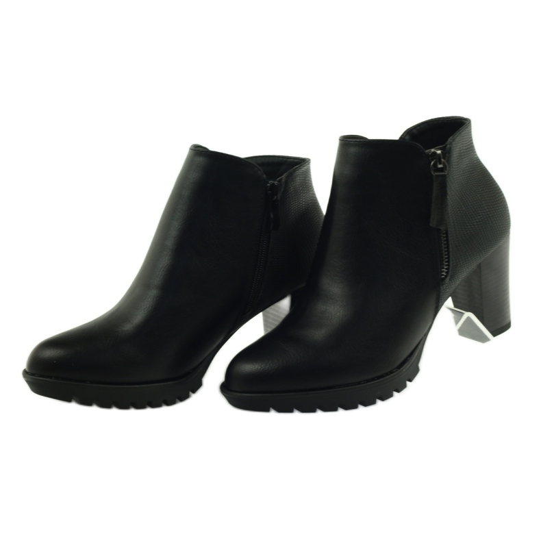 M.Daszyński Botas en el poste negro 1708 5