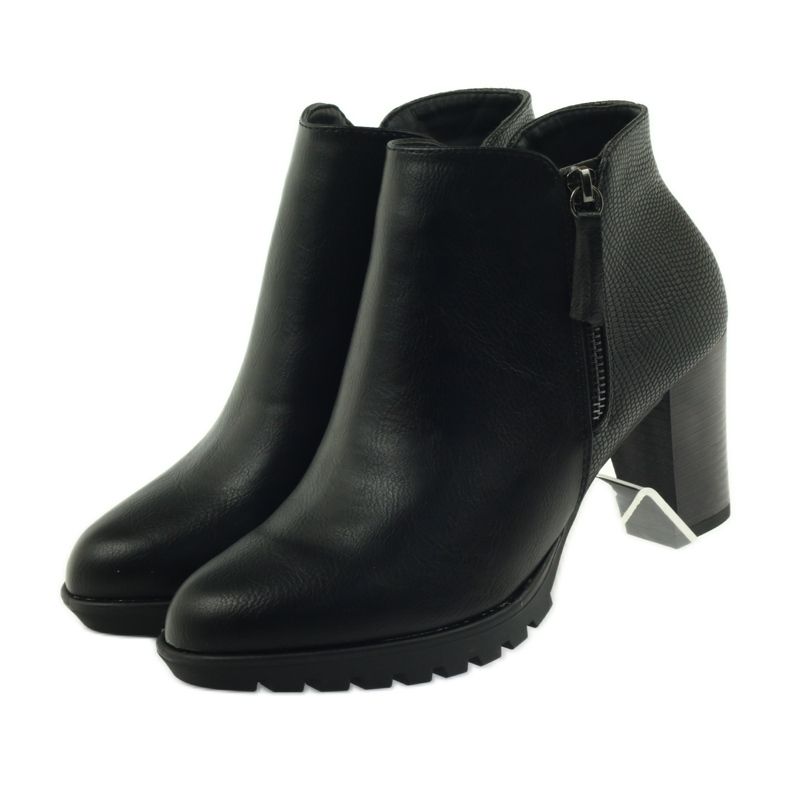 M.Daszyński Botas en el poste negro 1708 4